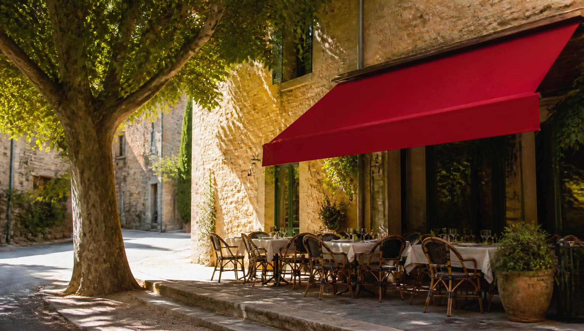 La terrasse ombragée du restaurant Le Roq à Roquecor
